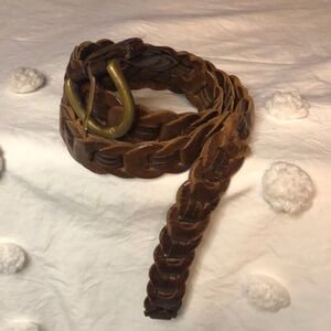 Unbranded vintage brown leather weaved belt. Size Small.